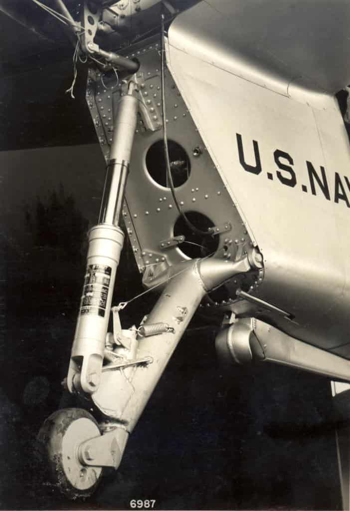 Неубирающаяся хвостовая опора шасси самолета XF5F-1 с жидкостно-газовым амортизатором без обтекателя (хвостовой кок фюзеляжа также снят).
</br>Над ней видна тяга управления рулем высоты.